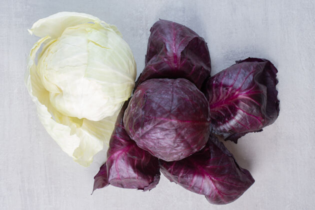 天然新鲜的紫色和白色的卷心菜在石头表面高品质的照片卷心菜蔬菜新鲜