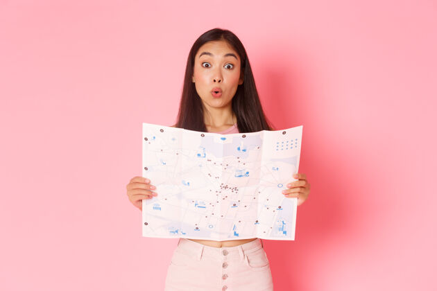 日本手持地图的年轻女子肖像旅游旅游观光
