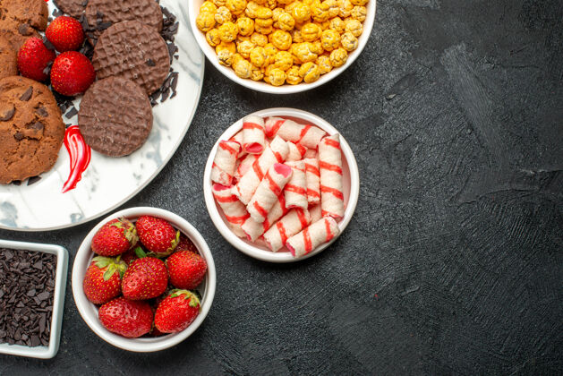 餐俯瞰美味的巧克力饼干和零食健康食物草莓