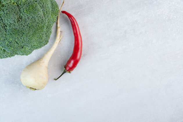 新鲜白萝卜 花椰菜和辣椒在石头表面高品质的照片健康辣椒植物