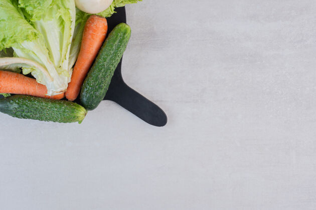 蔬菜新鲜的绿色蔬菜和胡萝卜在黑板上高品质的照片植物健康食品