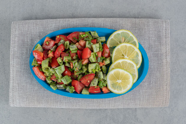 质量红樱桃番茄和绿豆沙拉放在玻璃杯里 放在盘子里香料膳食产品