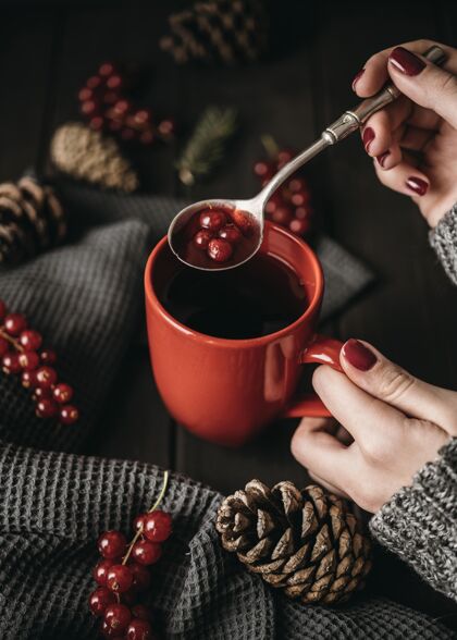 垂直高角杯 有热饮和小红莓冬季饮料美味