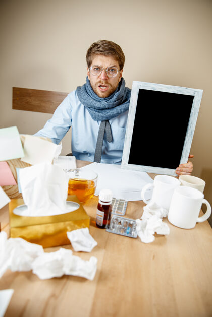 感染病人在办公室工作时 商人感冒了 季节性流感男性流感生病