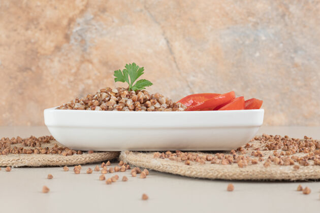 植物荞麦籽配绿色植物和番茄片餐厅成分菜
