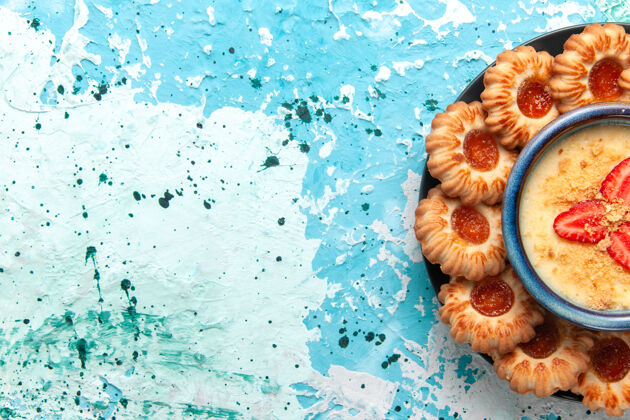 生的俯瞰美味饼干与果酱和草莓甜点蓝色背景饼干糖甜饼干蛋糕甜点手镯果酱