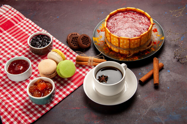 生的俯瞰美味的甜点蛋糕与咖啡杯和水果果酱在黑暗的表面饼干糖饼干蛋糕甜点甜咖啡杯子饼干