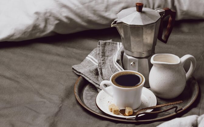 早午餐早上在床上喝咖啡加牛奶和复印空间早餐杯子咖啡