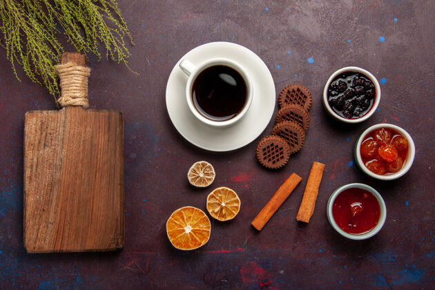 俯瞰一杯咖啡 黑底巧克力饼干和果酱甜甜的水果饼干饼干甜甜的顶部饼干生的