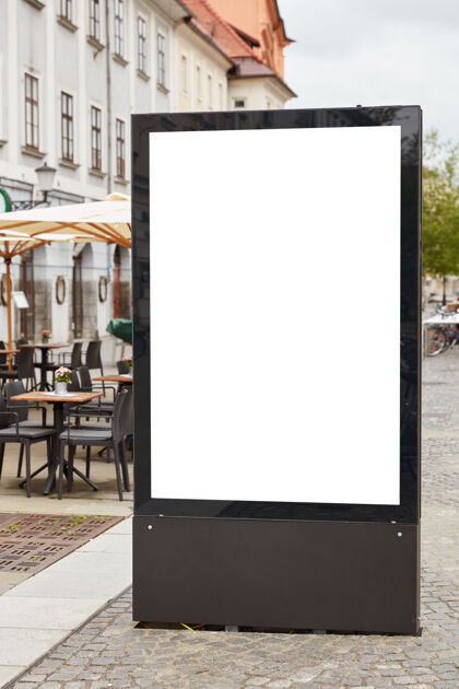 信息垂直拍摄的空白广告牌站在人行道上对城市背景附近的户外自助餐厅空白空白道路