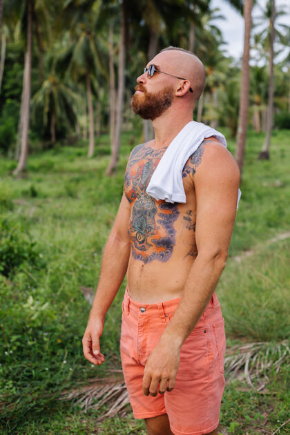 肌肉丛林热带野地上纹身的壮汉不穿衬衫度假公园男孩
