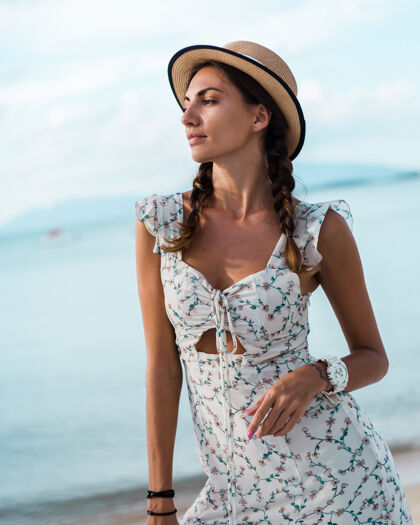 积极积极冷静的女人穿着浅色夏装 头戴草帽 热带位置年轻热带地中海