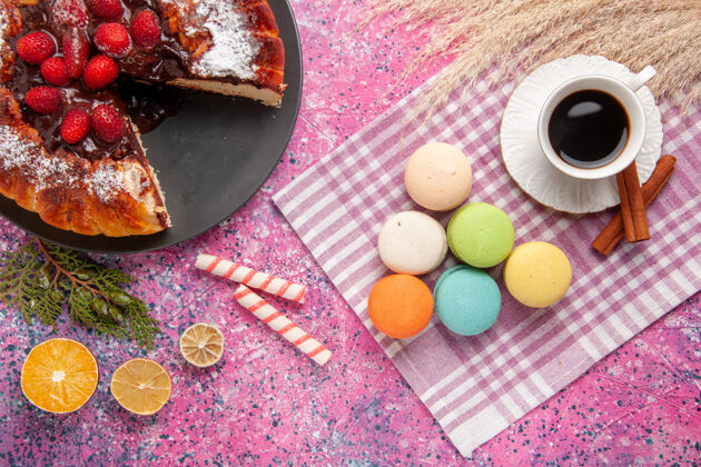 蛋糕顶视图一杯茶 肉桂蛋糕和法式马卡龙加粉色桌上蛋糕饼干甜甜的糖生的顶部桌子