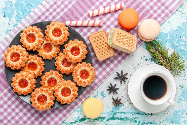 营养品俯瞰美味的小饼干 配橘子酱咖啡和蓝面华夫饼饼干甜甜的糖色茶华夫饼小饼干