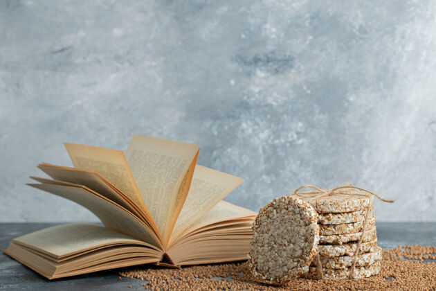 书籍美味的脆面包 生荞麦和大理石表面的书脆的饼干饮食