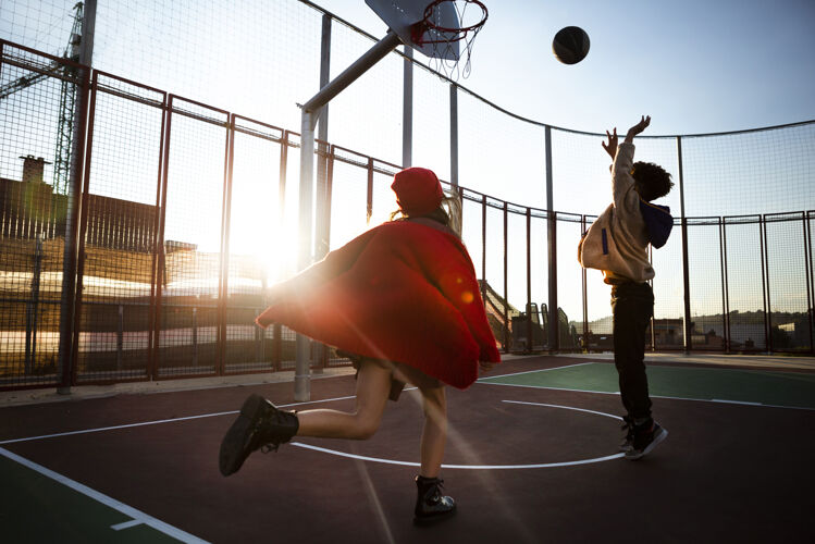 公园孩子们一起在户外打篮球户外活动男孩