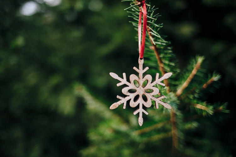 礼物圣诞树上木片的特写镜头装饰品十二月夏娃