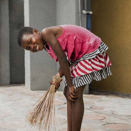第三拿着扫帚的中枪女孩村庄非洲孩子