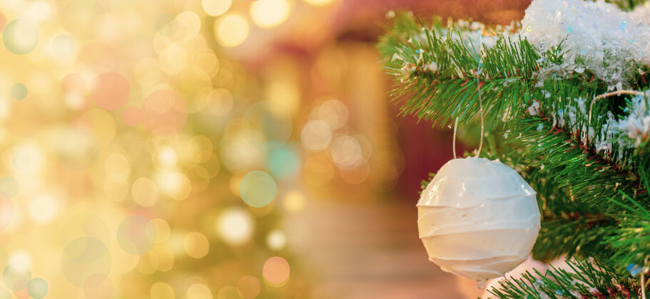 装饰品白色圣诞球挂在雪松树枝上 背景是波基效果圣诞节季节欢乐