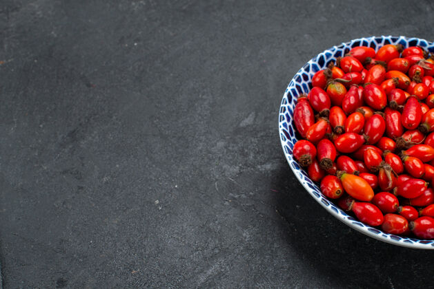 维生素正面图红色水果成熟和酸浆果内板上的灰色表面水果浆果颜色维生素树植物甜点浆果草莓