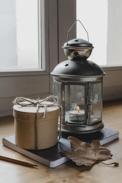 家带蜡烛和圆形盒子的前视灯斯堪的纳维亚室内湿度