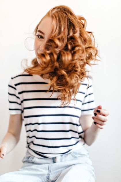头发迷人的年轻女士 迷人的卷发造型室内拍摄迷人的红发高加索女孩欢快可爱时尚