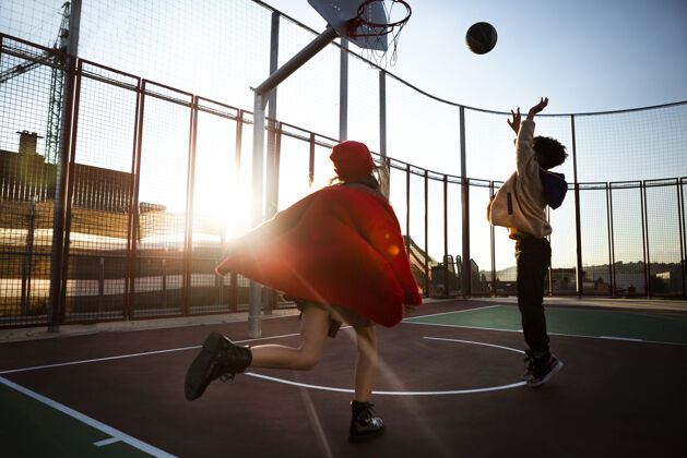 公园孩子们一起在户外打篮球户外活动男孩