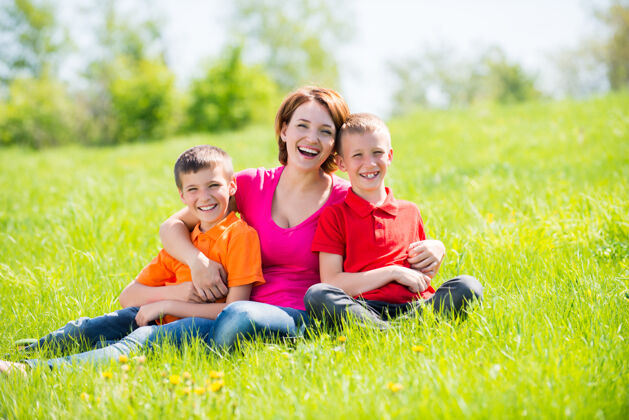 三个年轻快乐的妈妈带着孩子在公园-户外写真家庭女人妈妈