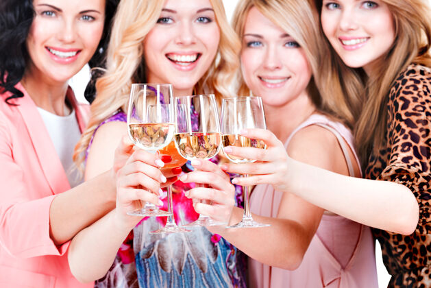 大笑年轻快乐女人的特写肖像有聚会和喝酒-孤立的白色朋友饮料友谊