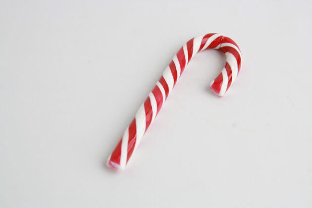 甘蔗白色表面上的红白相间的圣诞糖果小吃糖果糖果