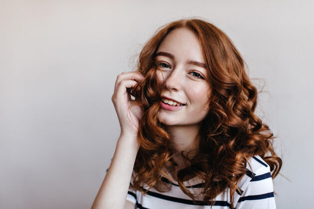 积极微笑迷人的姜女室内照片时尚的欧洲女士条纹服装表达幸福年轻女人微笑
