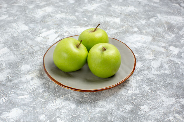 奶奶正面图新鲜青苹果盘内白面上新鲜成熟醇厚的水果食品维生素视野可食用史密斯