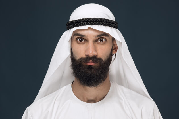 严肃阿拉伯沙特酋长肖像年轻男模摆姿势 表情严肃或冷静阿拉伯人沙特惊喜