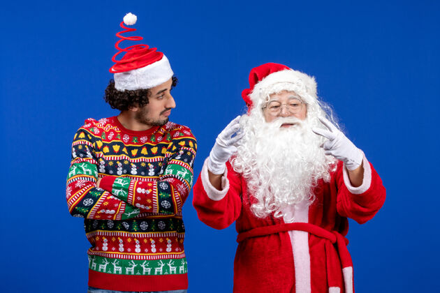 男人前视图圣诞老人和年轻的男性快乐圣诞人