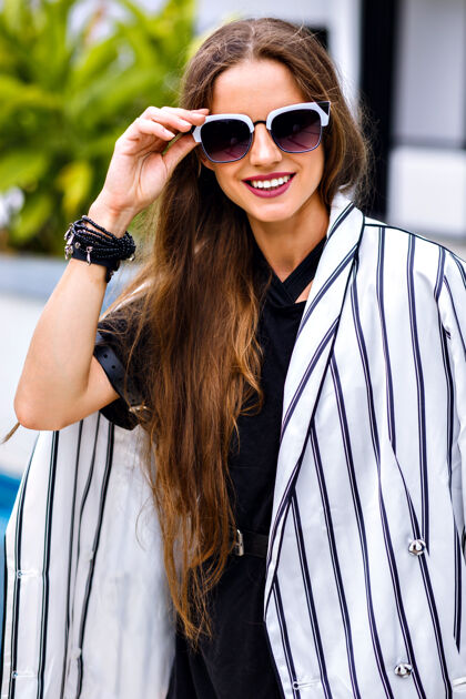 帽子穿着优雅黑白套装的漂亮时髦女人的肖像博客夹克满意