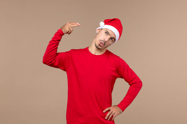 喊叫正面图年轻男子在棕色背景上高喊自己圣诞假期的感慨背景快乐快乐