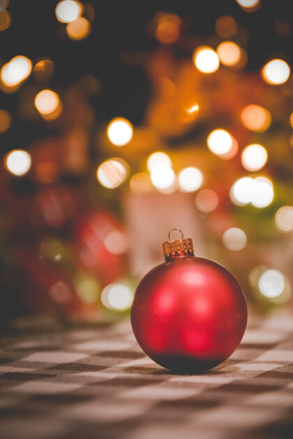 庆祝在模糊的灯光下 一个圣诞装饰品的垂直镜头礼物年圣诞