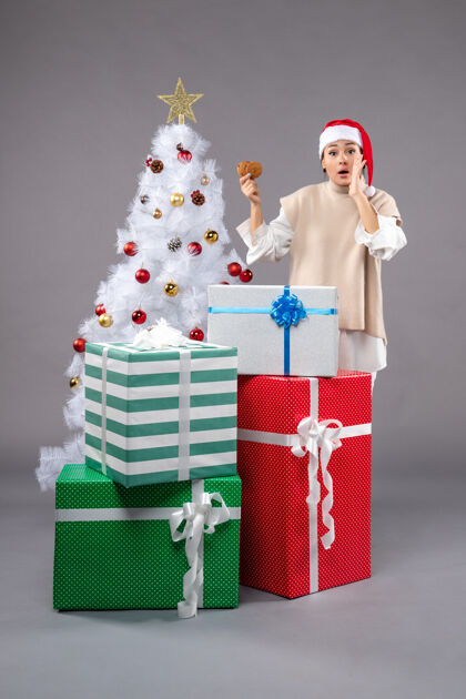 圣诞树拿着饼干的年轻女人人持有饼干