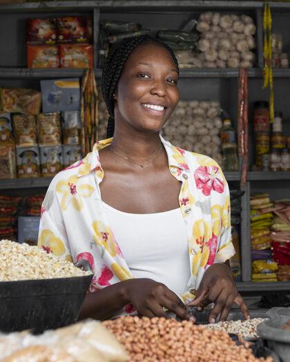 非洲市场上的中枪笑脸女人成人垂直农村