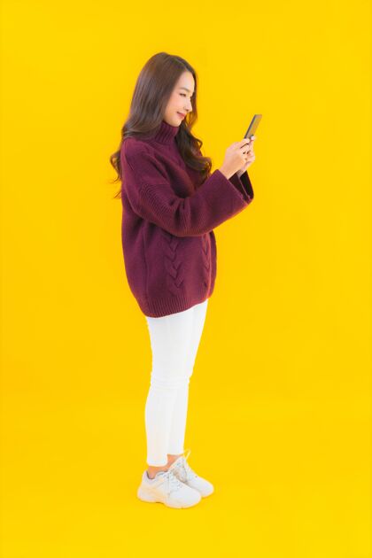 信息肖像美丽的亚洲年轻女子使用智能手机女性亚洲人媒体