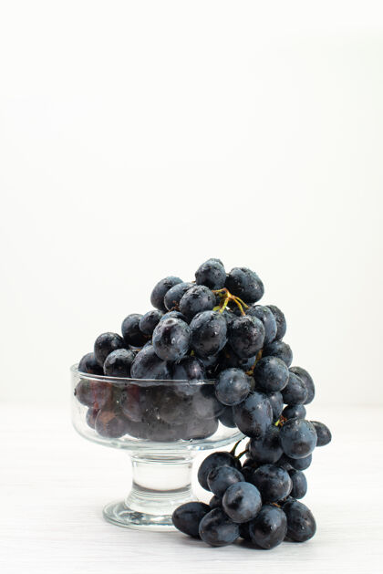 水果正面是新鲜的黑葡萄 白面上有新鲜醇厚的果汁浆果葡萄葡萄