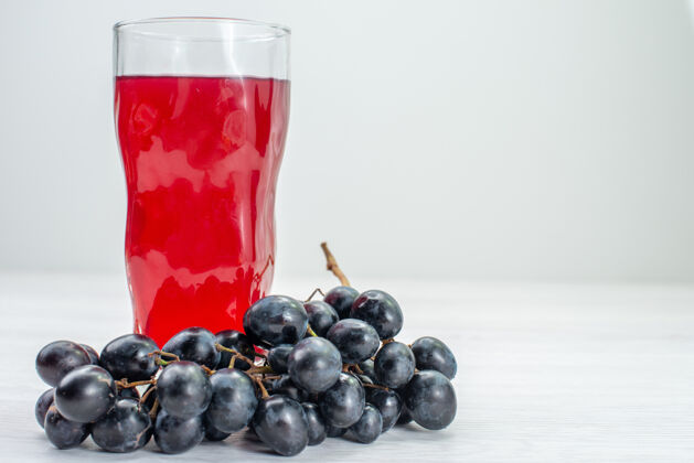 葡萄正面图红葡萄汁白面果汁鸡尾酒汁蓝莓鸡尾酒葡萄
