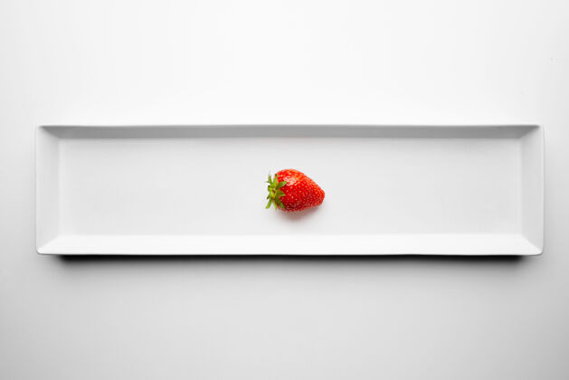 新鲜成熟新鲜多汁的草莓 放在白色桌子背景上的长方形陶瓷盘上餐厅供应甜点水果营养