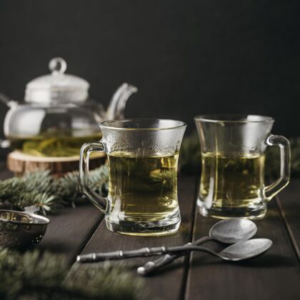 节日用茶匙盛在杯子里的茶热美味饮料