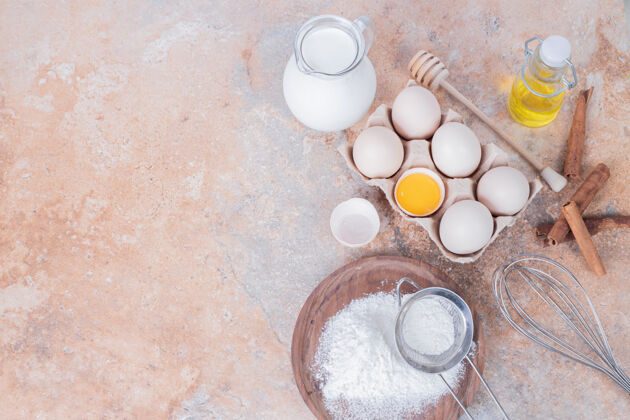 肉桂鸡蛋 牛奶 面粉和香料放在大理石表面上牛奶生的蛋黄