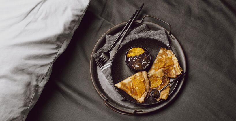 床床上有果酱的早餐薄饼俯视图薄饼餐早餐