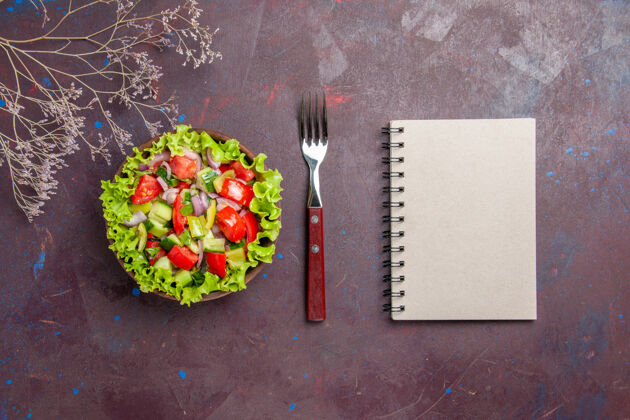 画笔顶视图美味的蔬菜沙拉切片食品与新鲜的原料在黑暗中小吃钢笔刷子