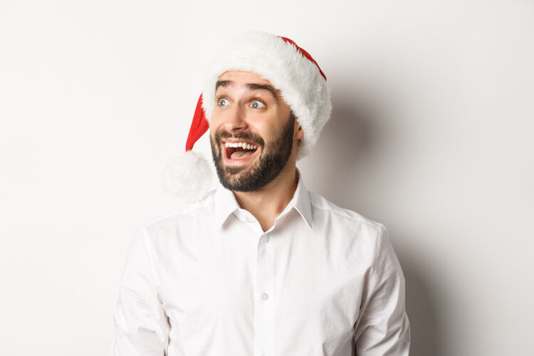 聚会特写镜头：戴着圣诞帽 满脸胡须的男人 兴奋地左顾右盼 圣诞促销 站着节日欢快圣诞节