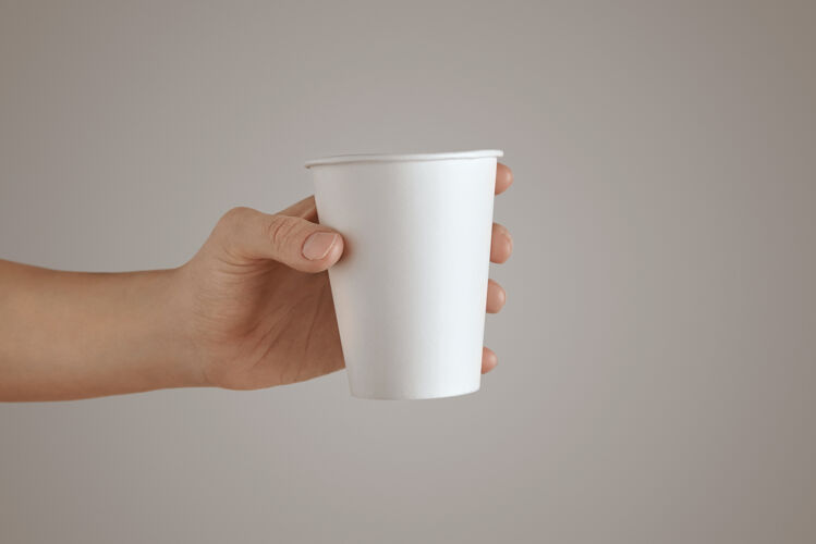 容器女人手里拿着空白的空外卖纸玻璃侧视 孤零零 面目全非健康饮料咖啡馆