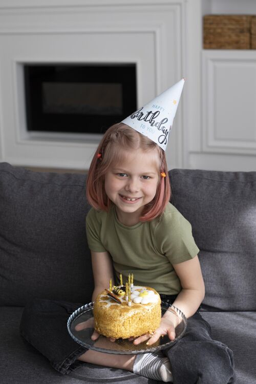 室内小女孩在家庆祝生日年轻生日可爱
